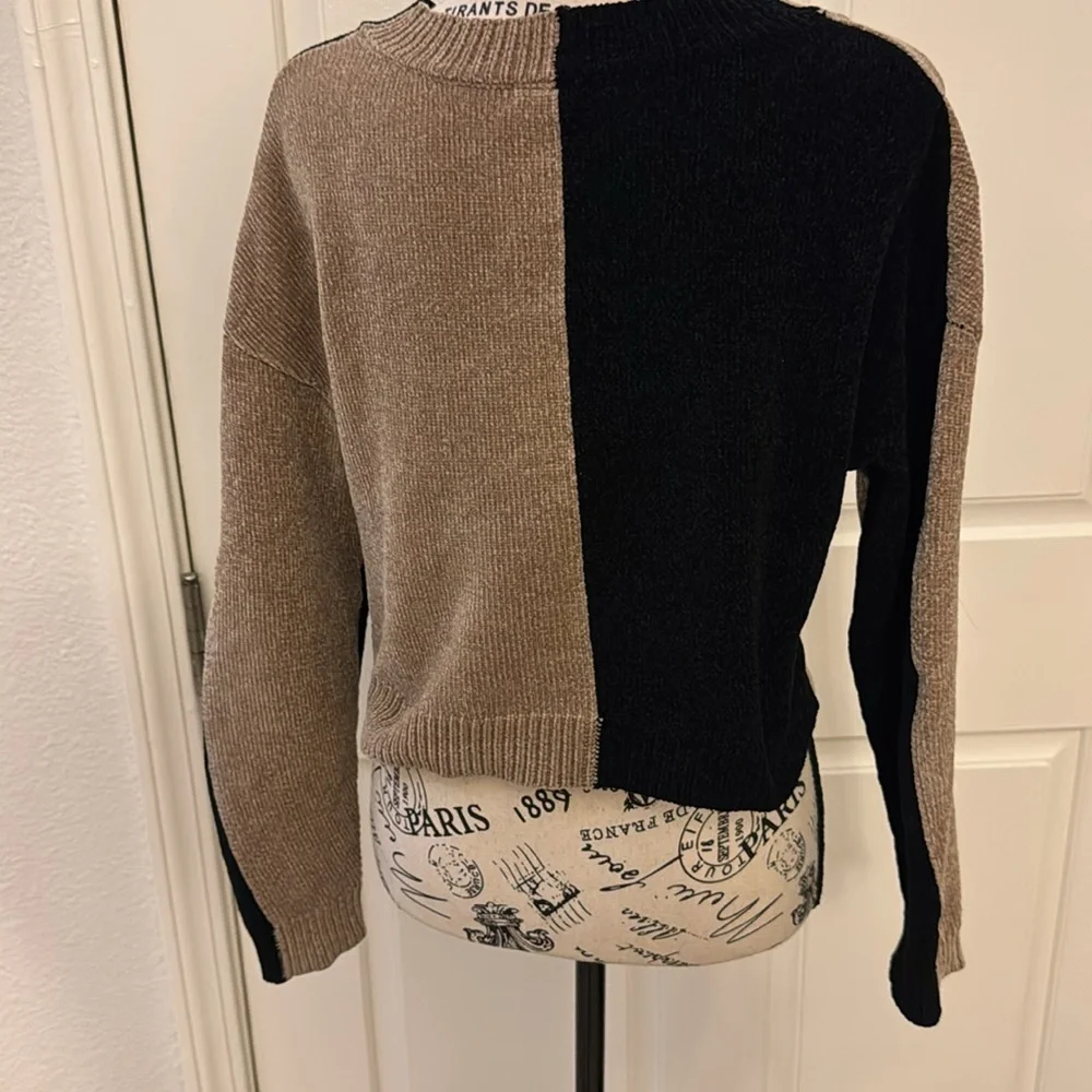 Nikkak V-Neck Sweater S - Picture 3 of 5